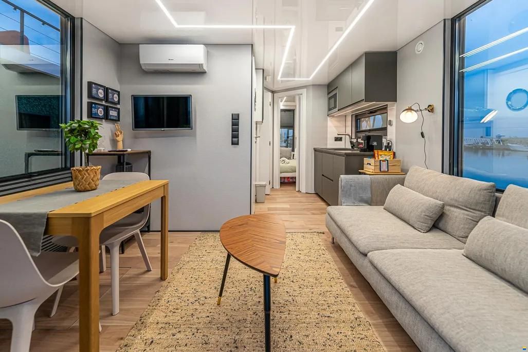 La Mare Modern 10 Houseboat