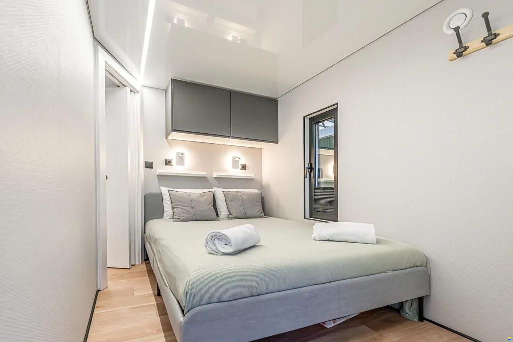 La Mare Modern 10 Houseboat