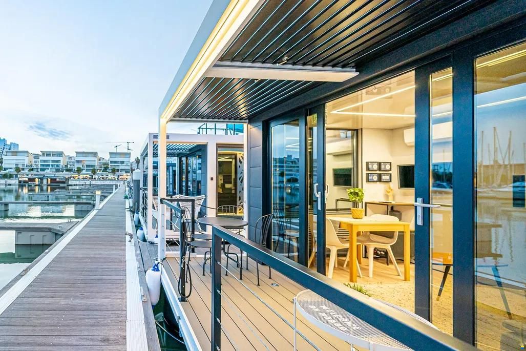 La Mare Modern 10 Houseboat