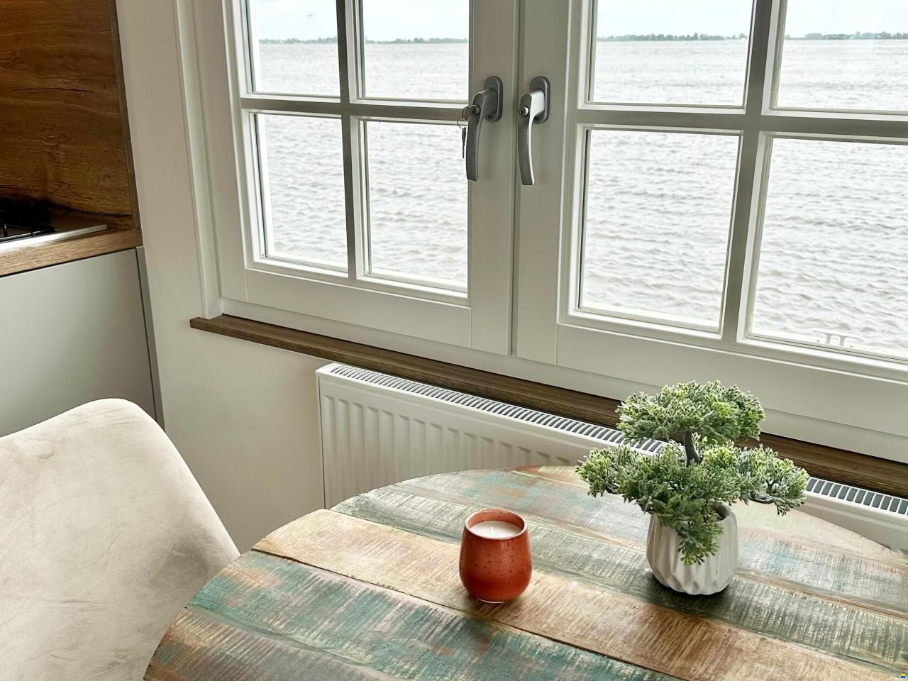 Homeship Vaarchalet 1250D Luxe Houseboat