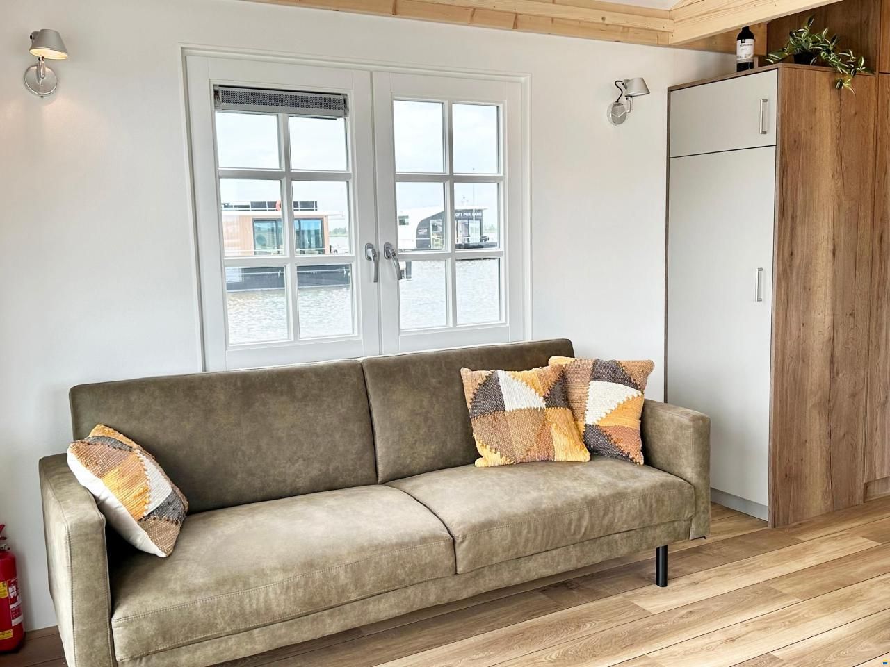 Homeship Vaarchalet 1250D Luxe Houseboat
