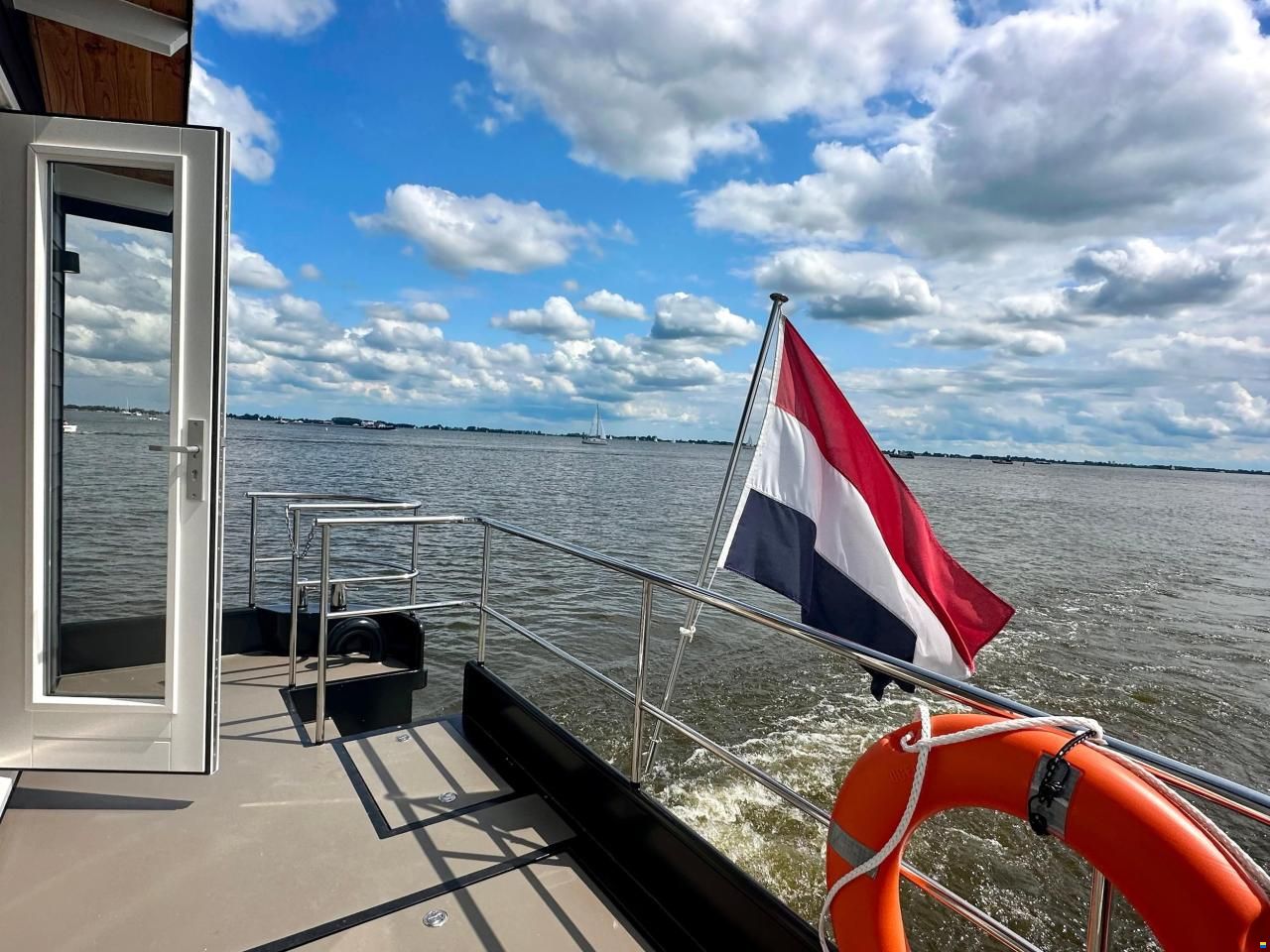 Homeship Vaarchalet 1250D Luxe Houseboat