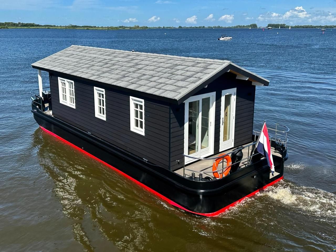 Homeship Vaarchalet 1250D Luxe Houseboat