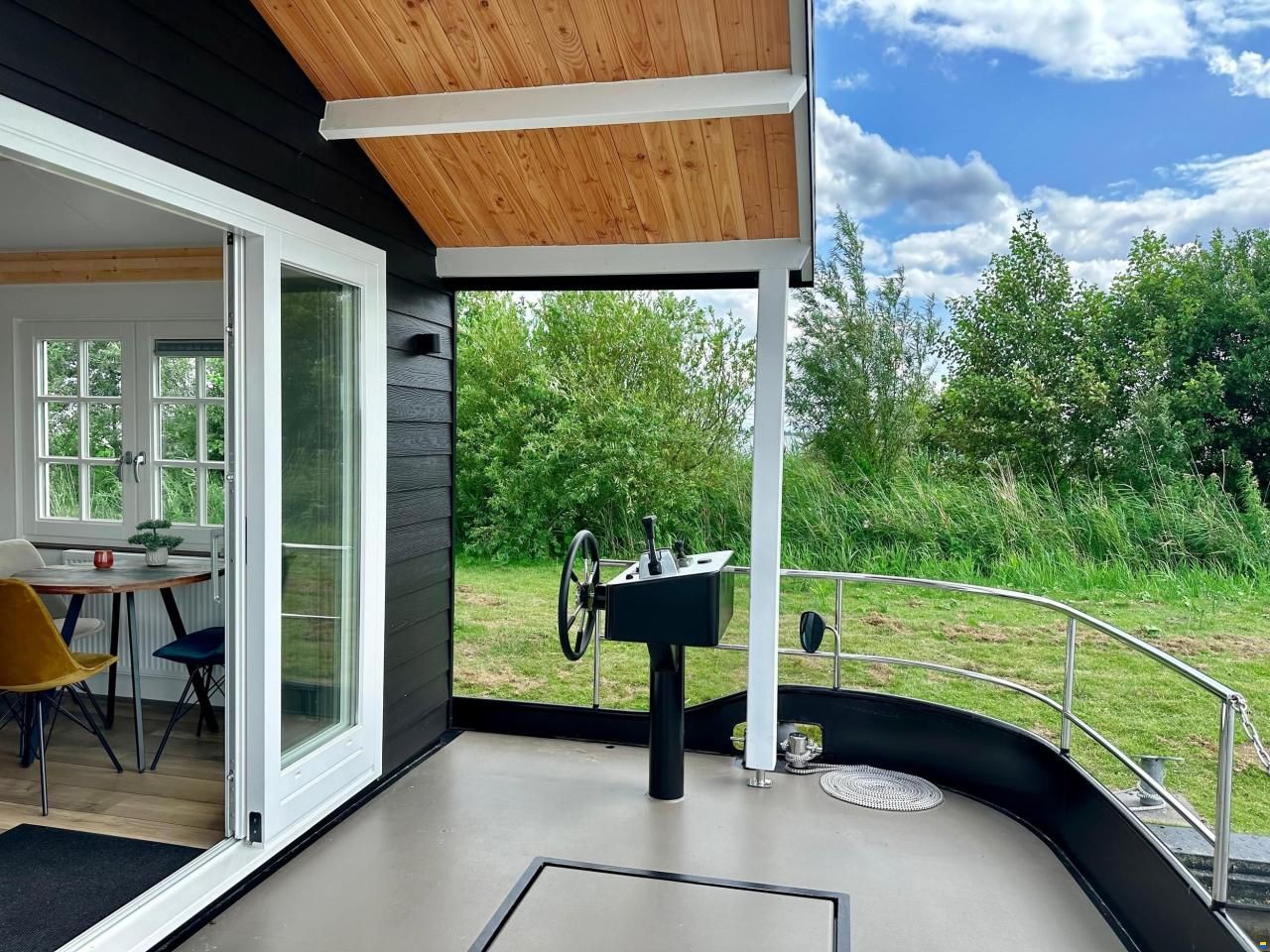 Homeship Vaarchalet 1250D Luxe Houseboat