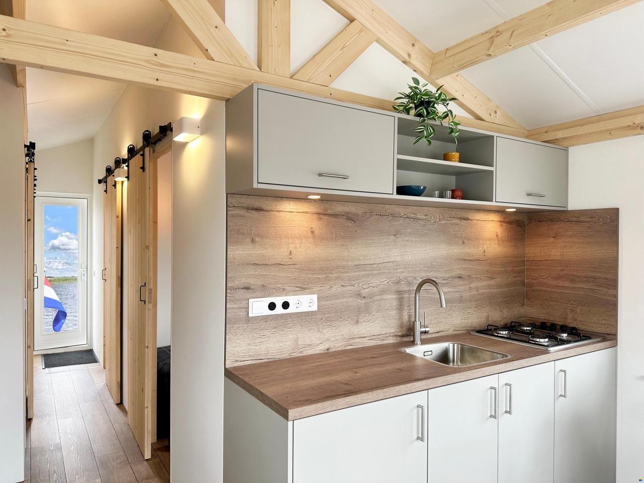 Homeship Vaarchalet 1250D Luxe Houseboat