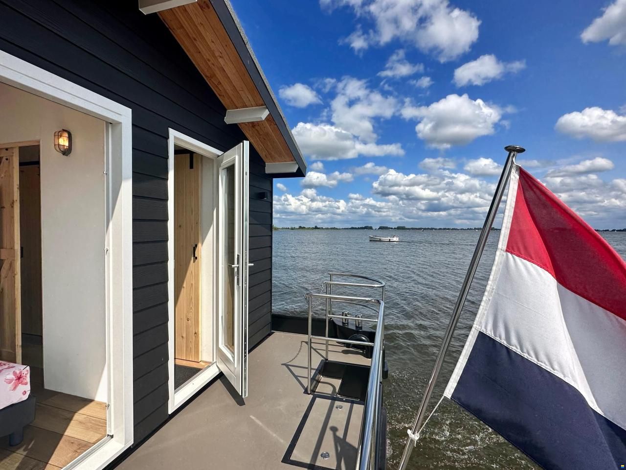 Homeship Vaarchalet 1250D Luxe Houseboat