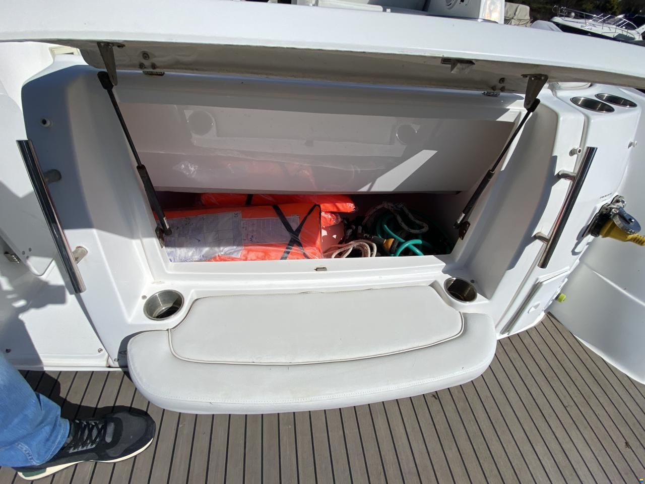 Rinker 260