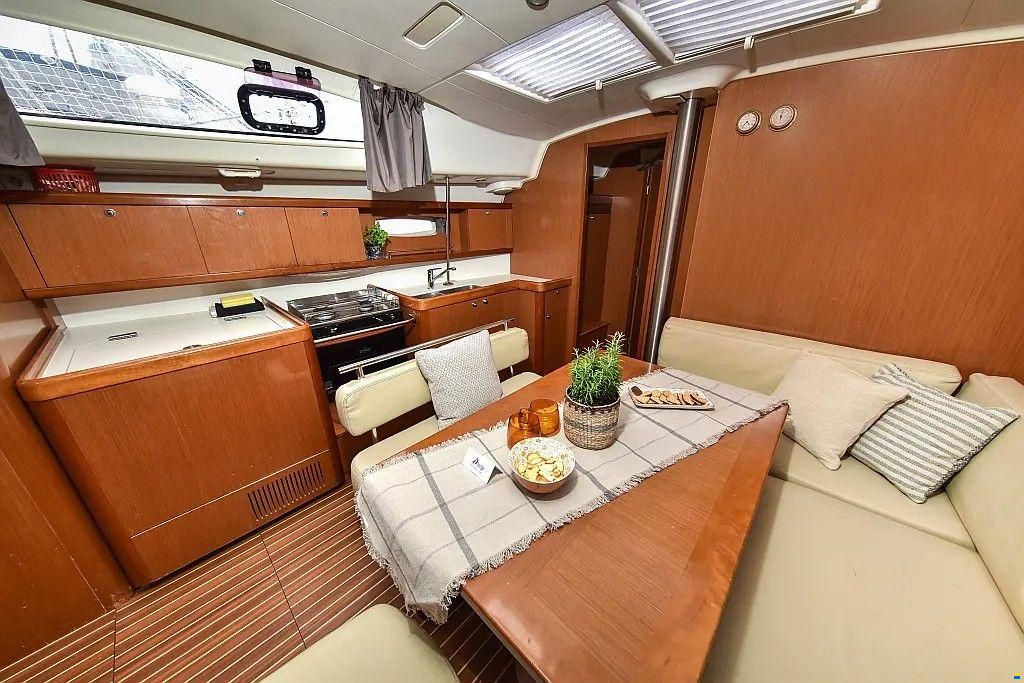 Beneteau Oceanis 43