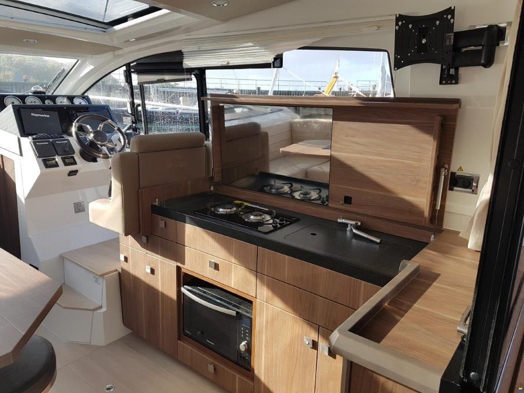 Sealine C 330 - Bug-Heckstrahlruder/Klimaanlage