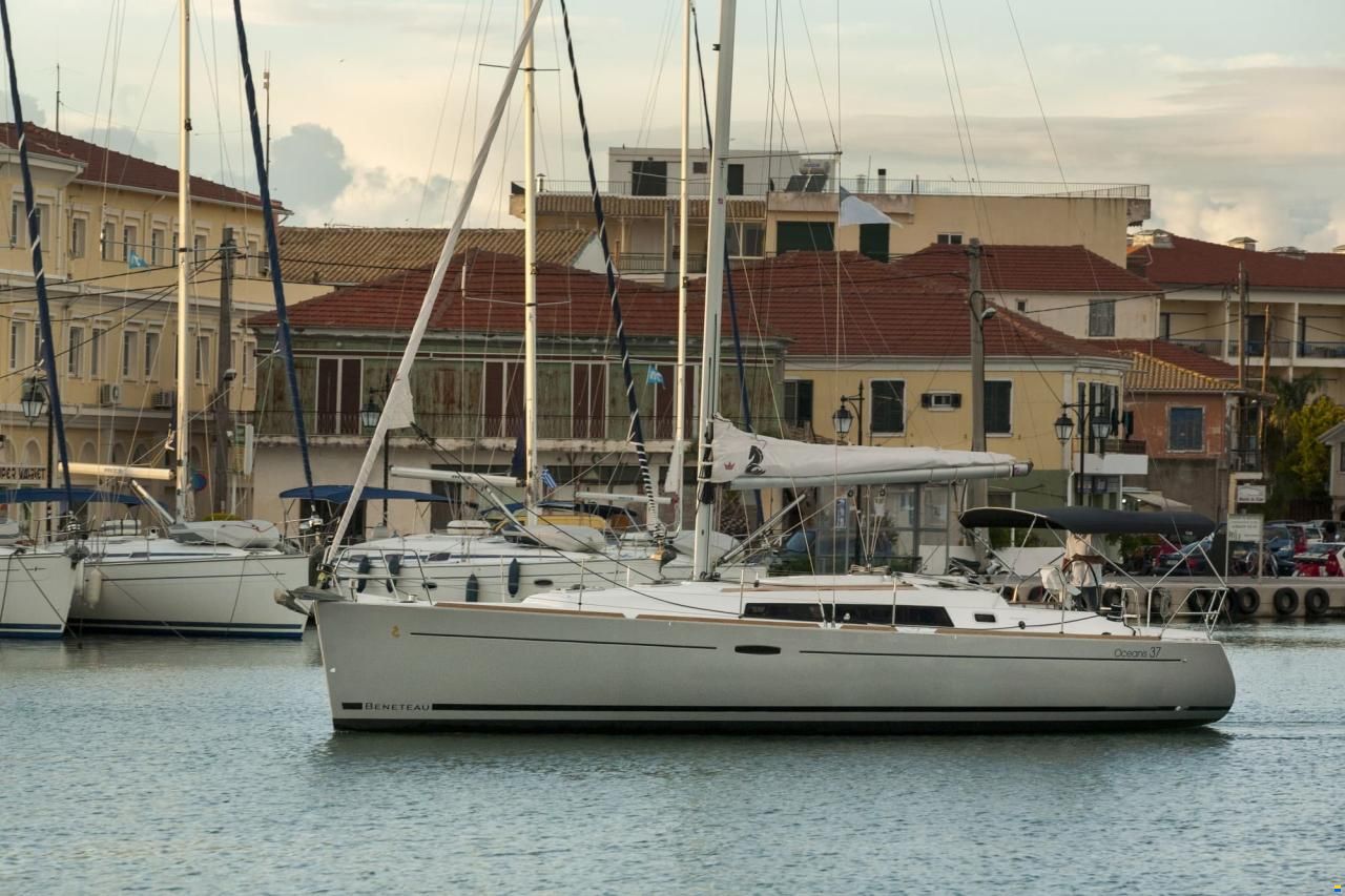 Beneteau Oceanis 37
