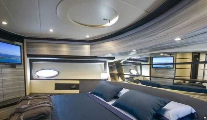 Pershing 76