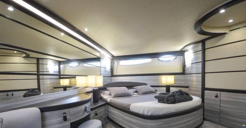 Pershing 76