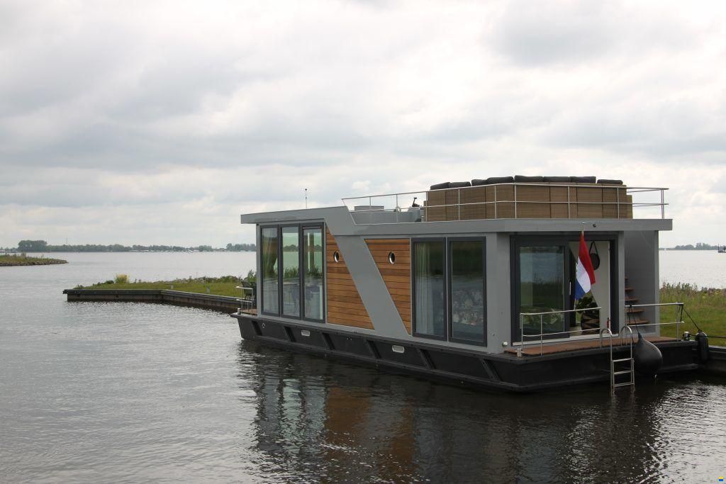 Houseboat Friesland 12.75 X 4.50 (inboar