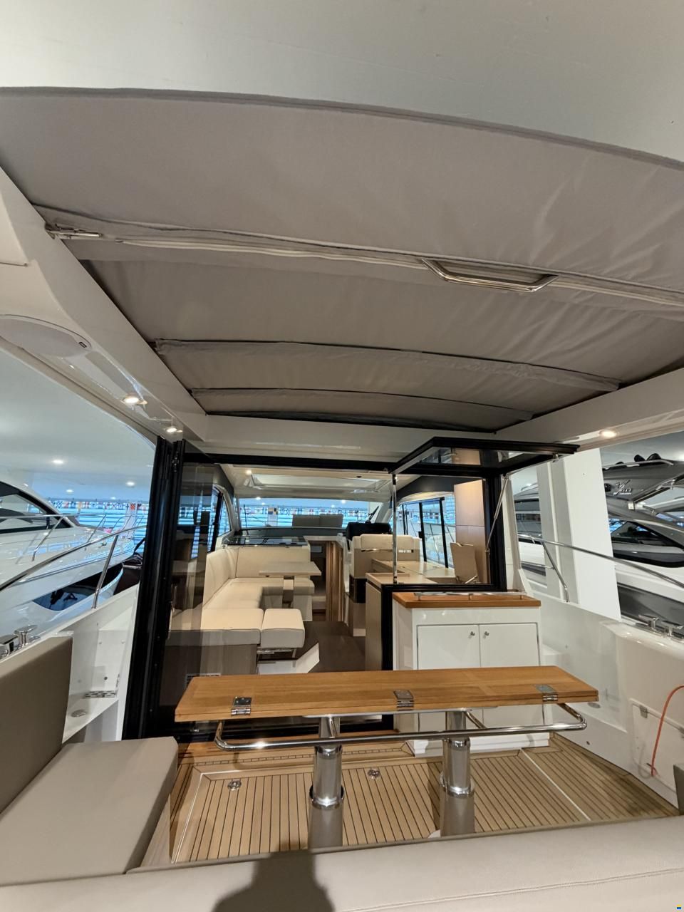 Sealine S335