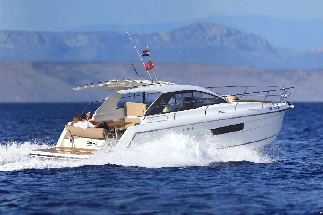 Sealine S335