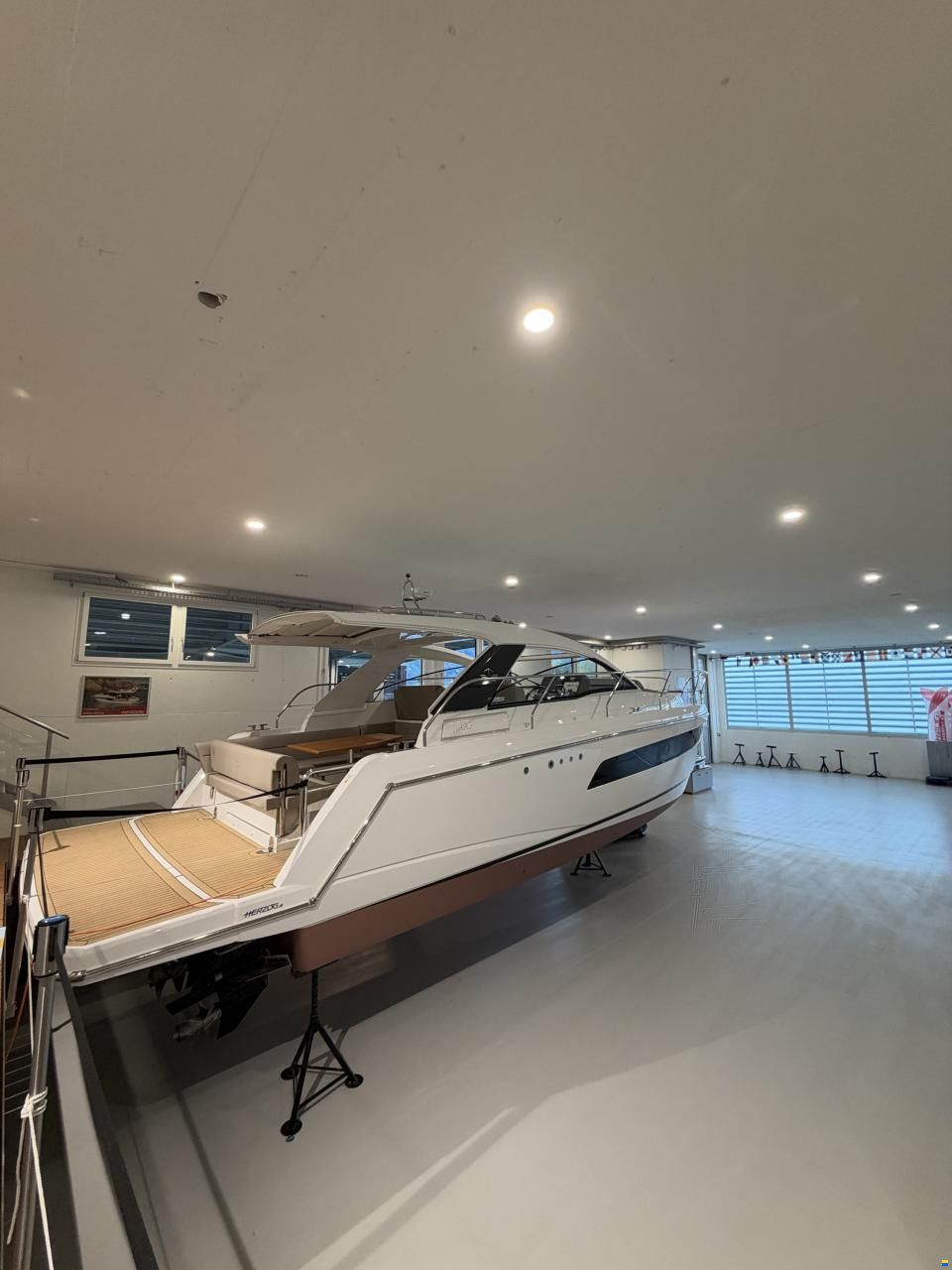 Sealine S335