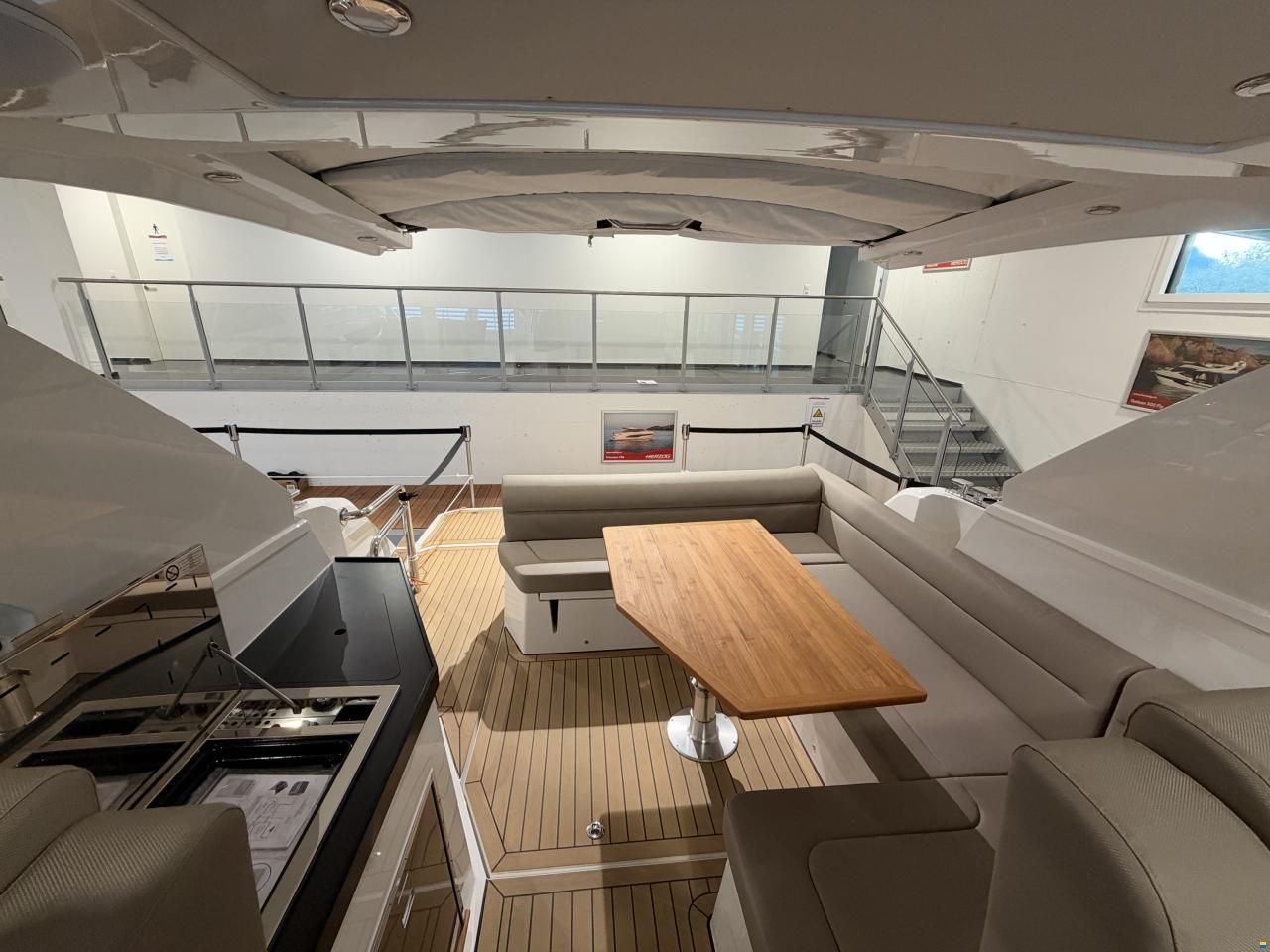 Sealine S335