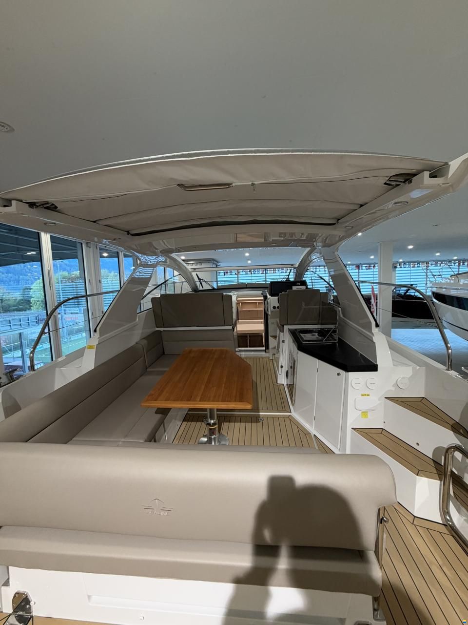 Sealine S335