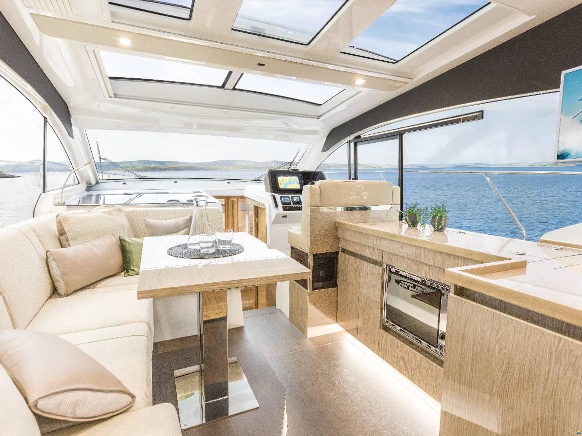 Sealine C390