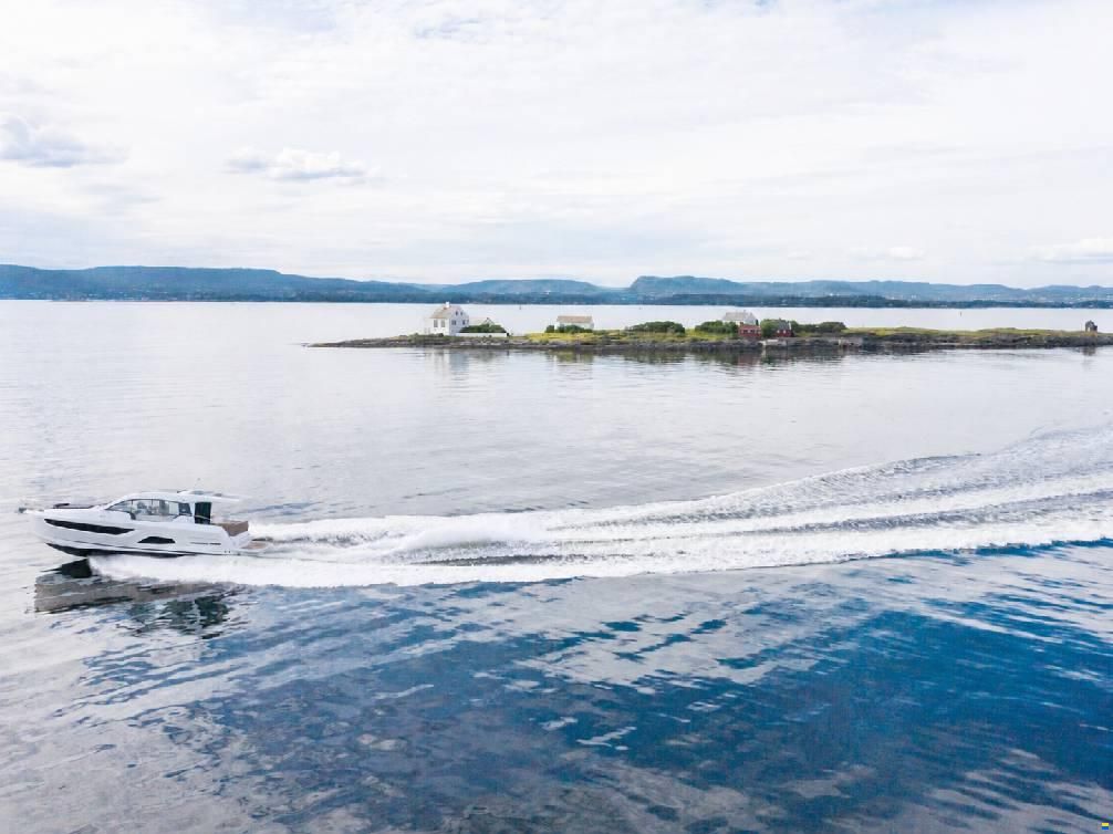 Sealine C390