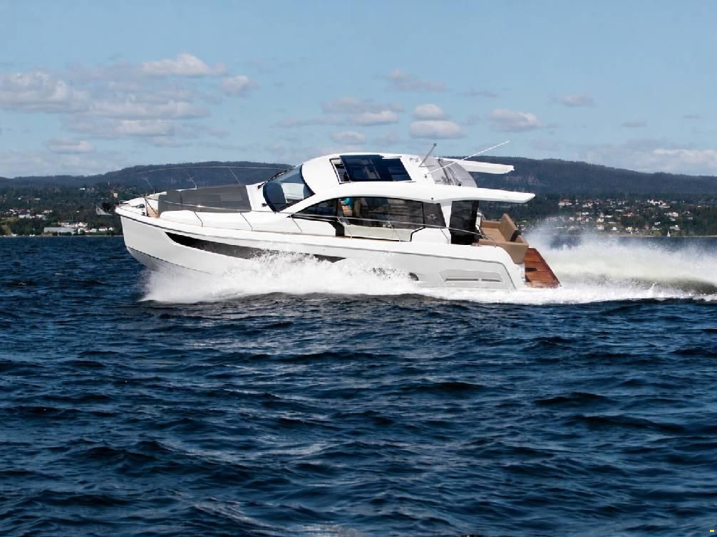 Sealine C390