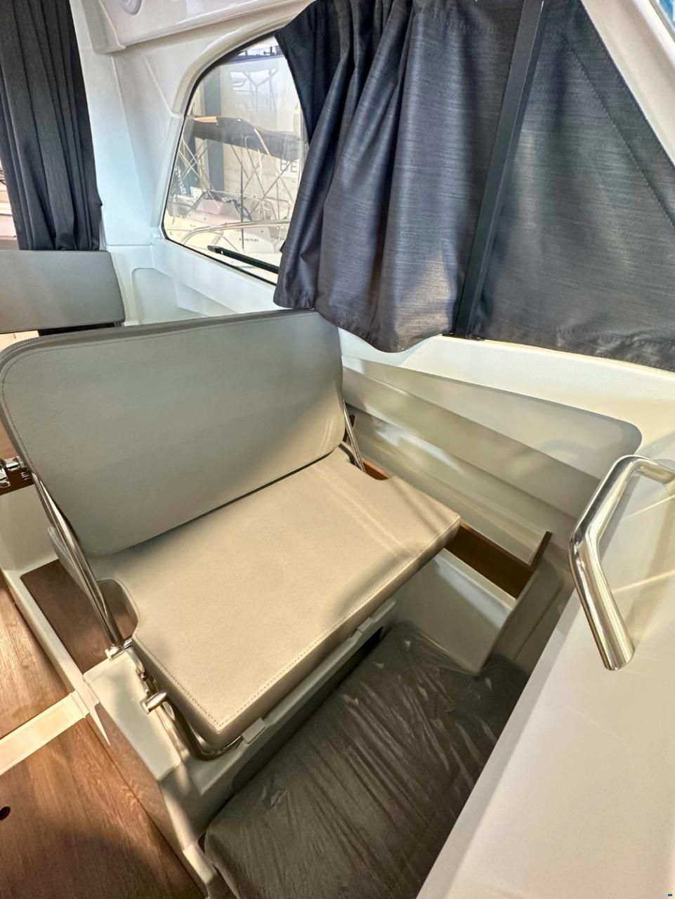 Beneteau Antares 7 Cruising