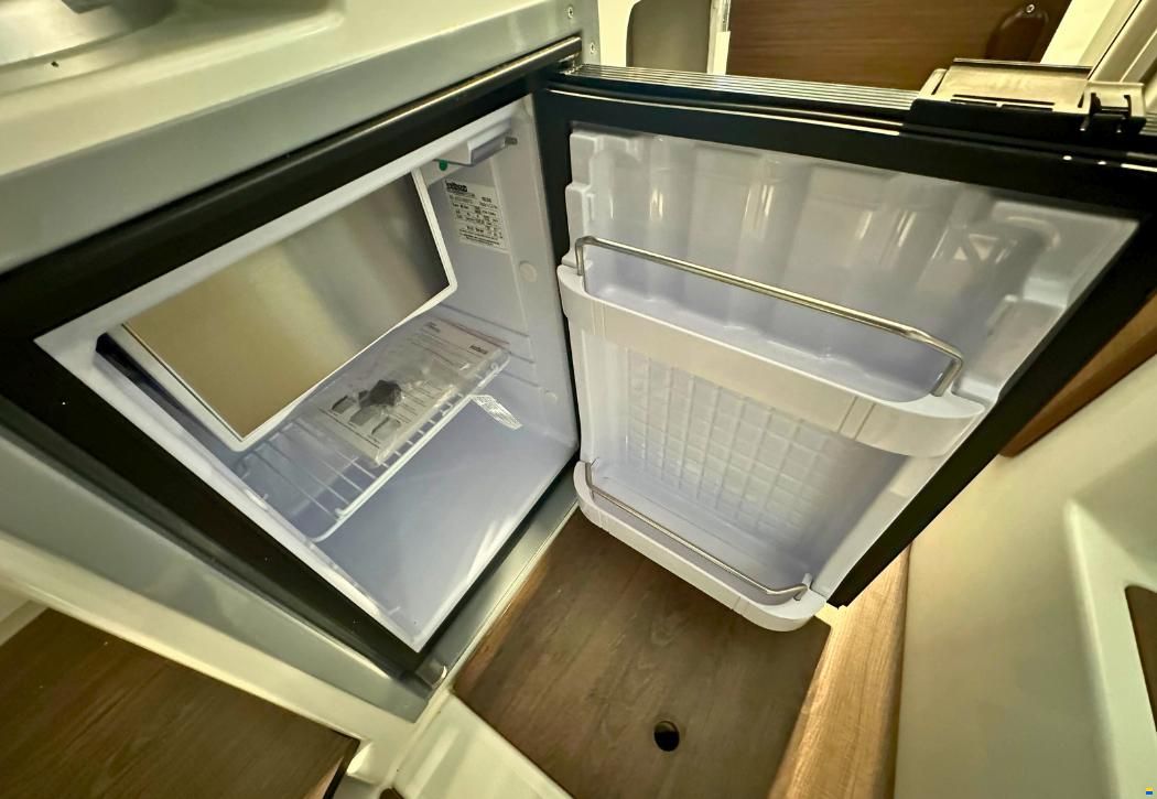 Beneteau Antares 7 Cruising