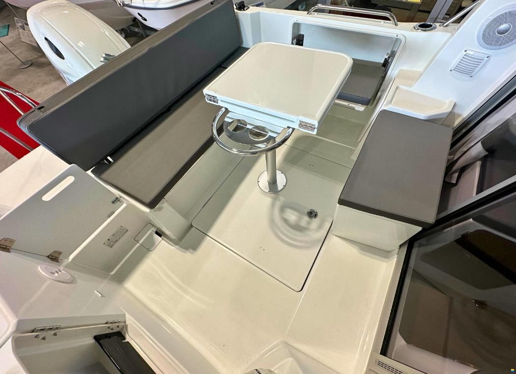 Beneteau Antares 7 Cruising