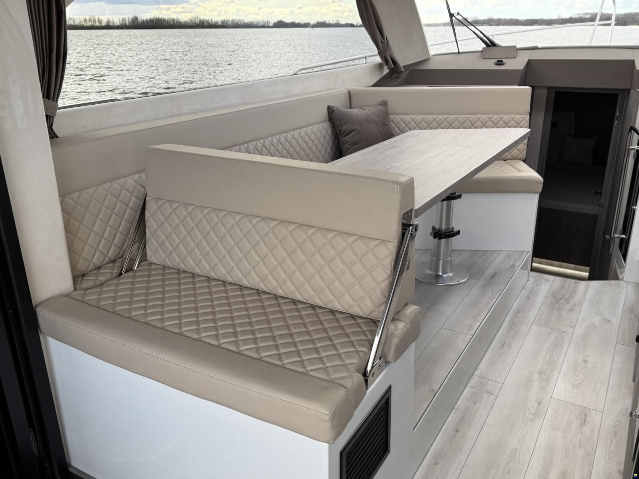 Maxima 37 Cruiser