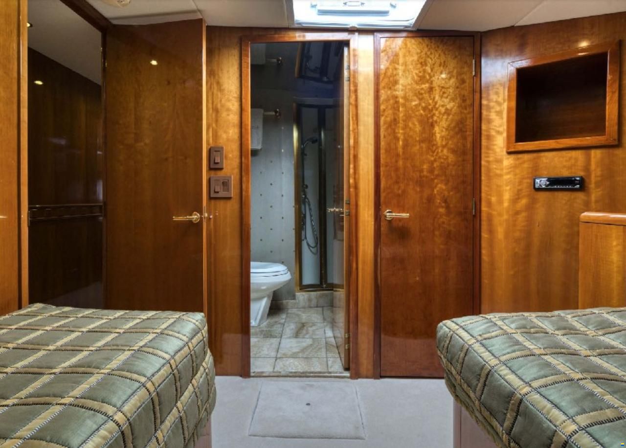 Hatteras 86'