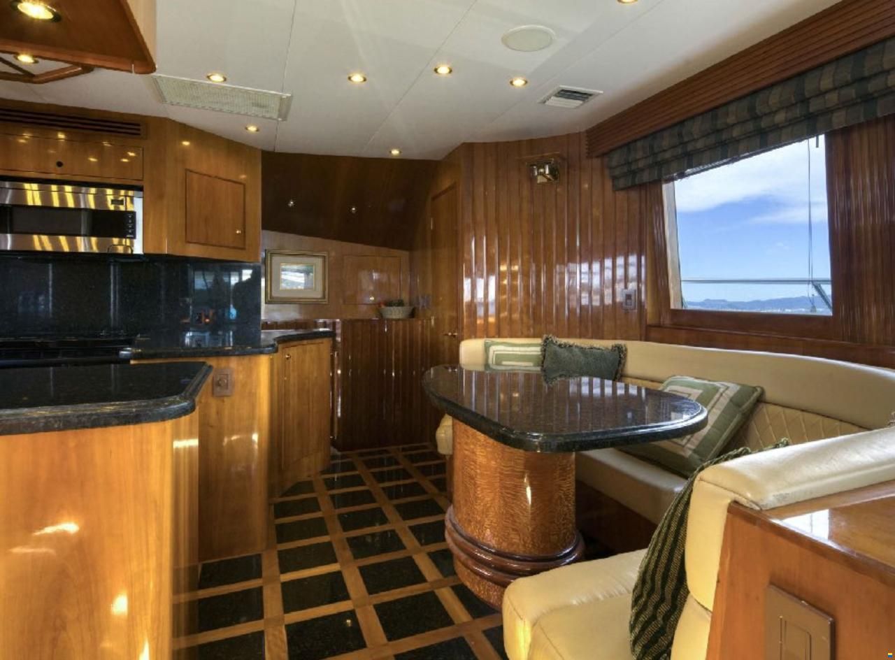 Hatteras 86'