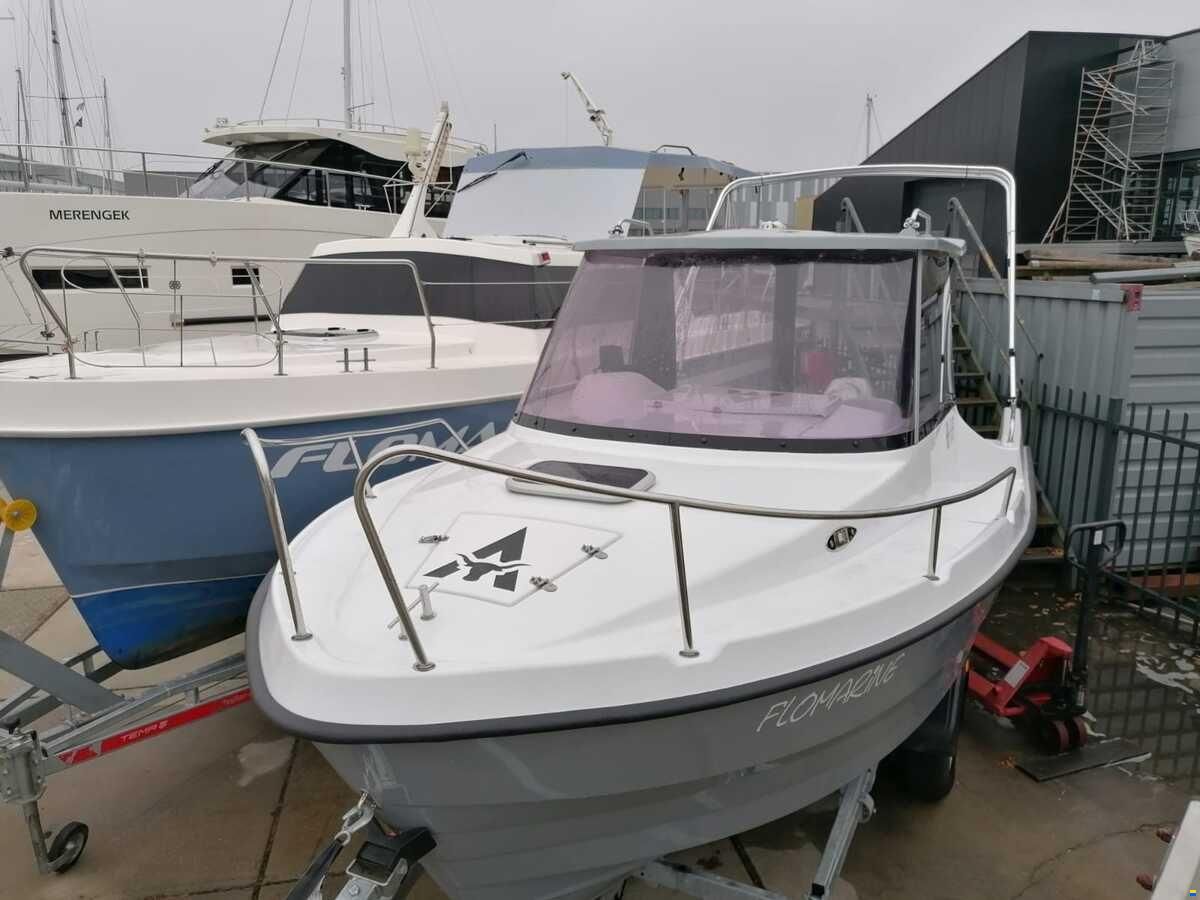 Lakeman Boats 540 Pilothouse