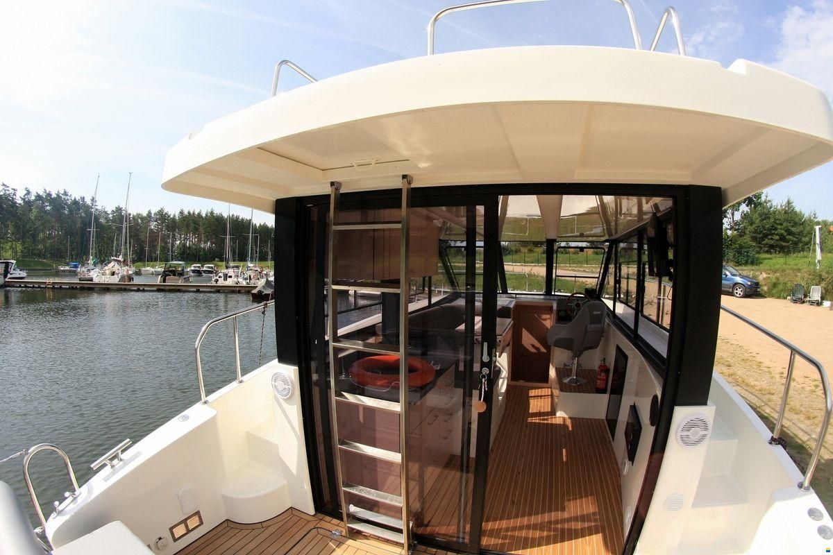 Cobra Futura 36