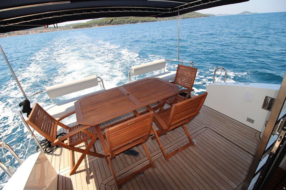 Cobra Futura 36