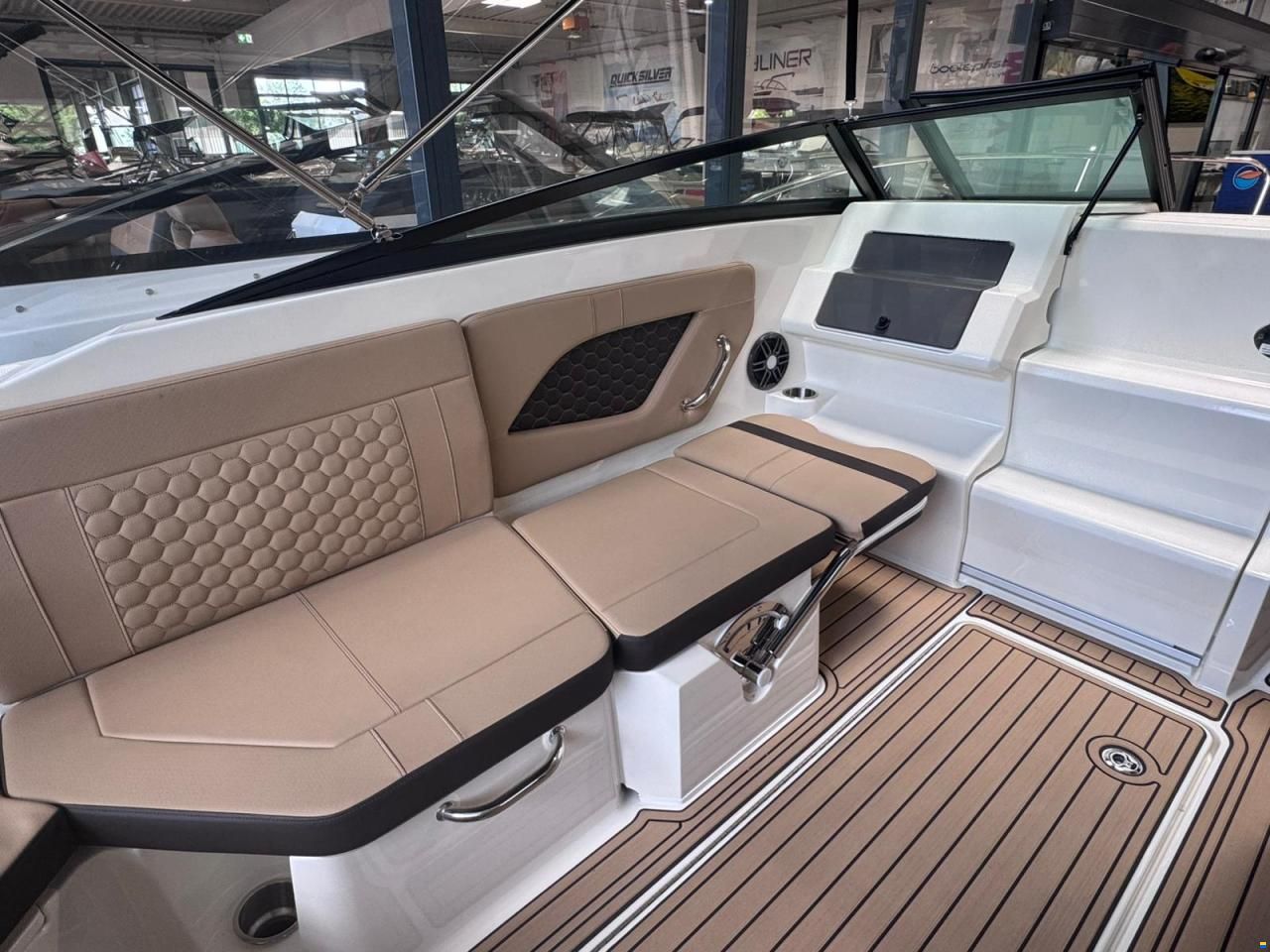 Sea Ray 230 SSE