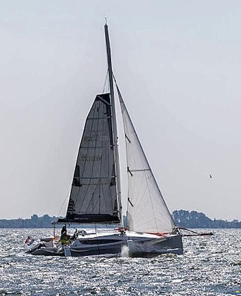 Farrier F32R-S folding trimaran