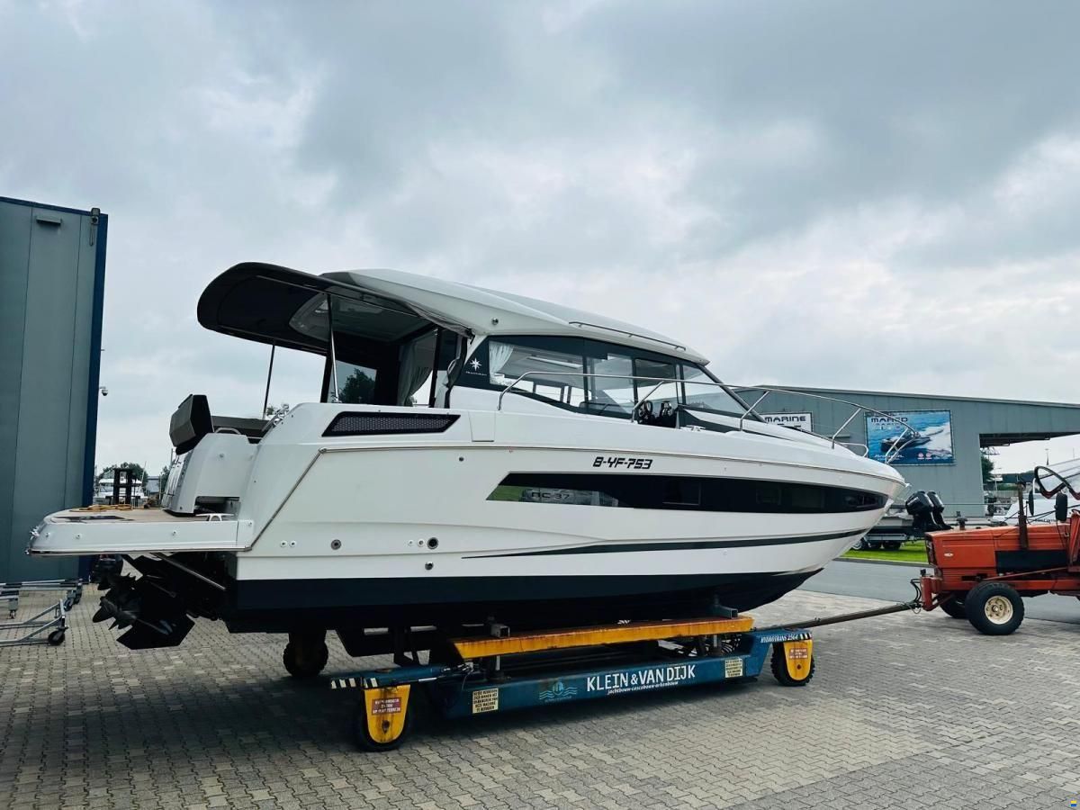 Jeanneau NC37 met slechts 87 uur!