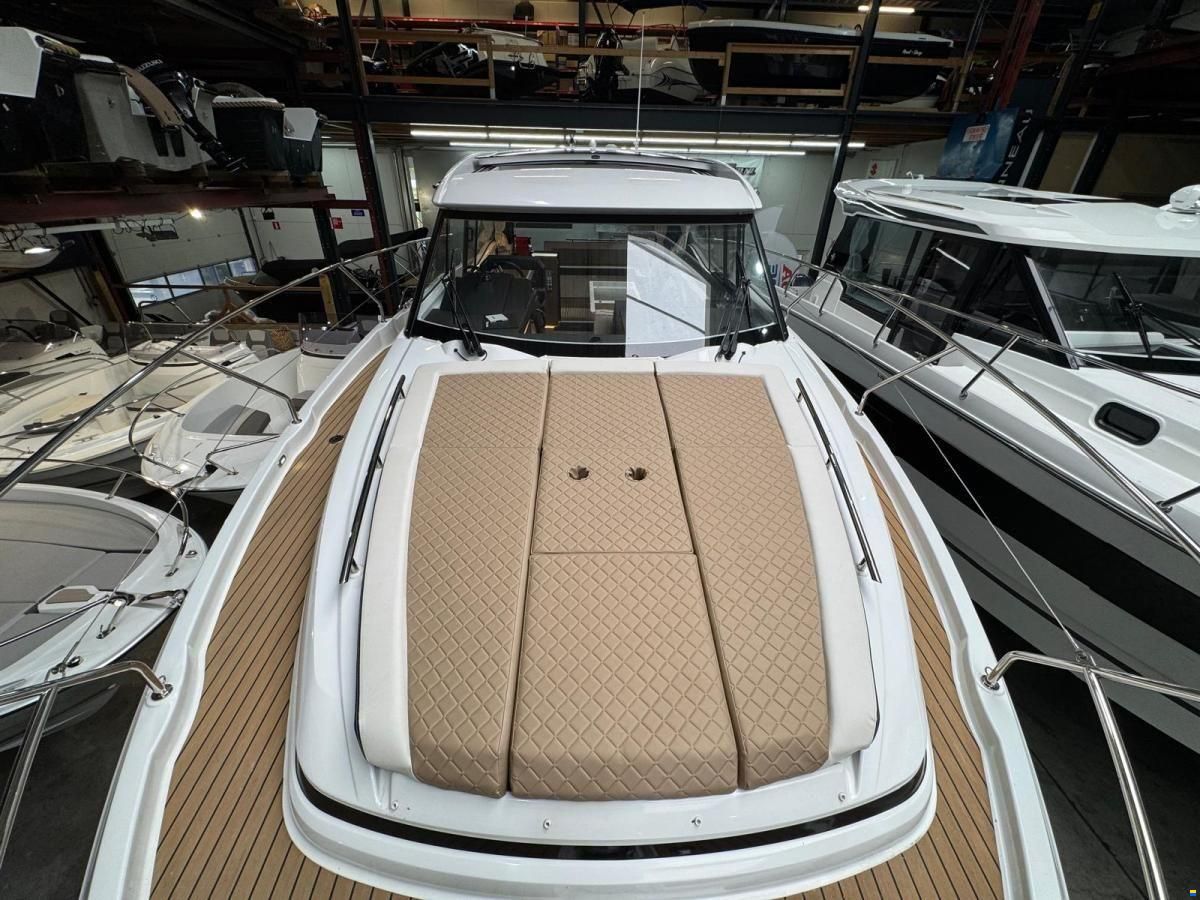 Jeanneau NC37 met slechts 87 uur!