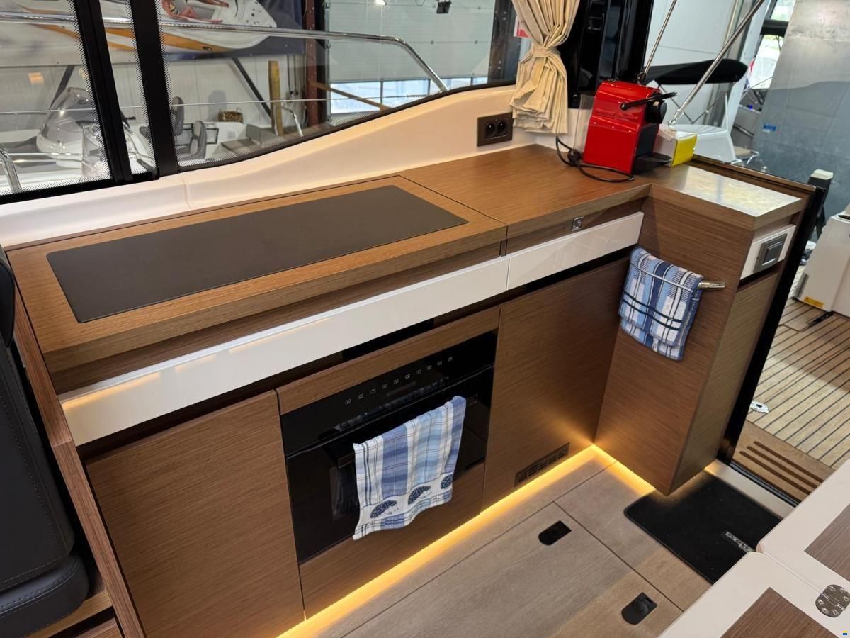 Jeanneau NC37 met slechts 87 uur!