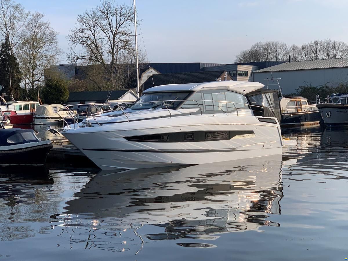 Jeanneau NC37 met slechts 87 uur!