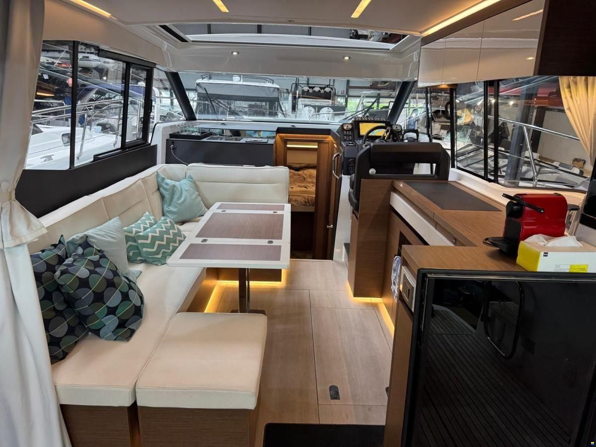 Jeanneau NC37 met slechts 87 uur!
