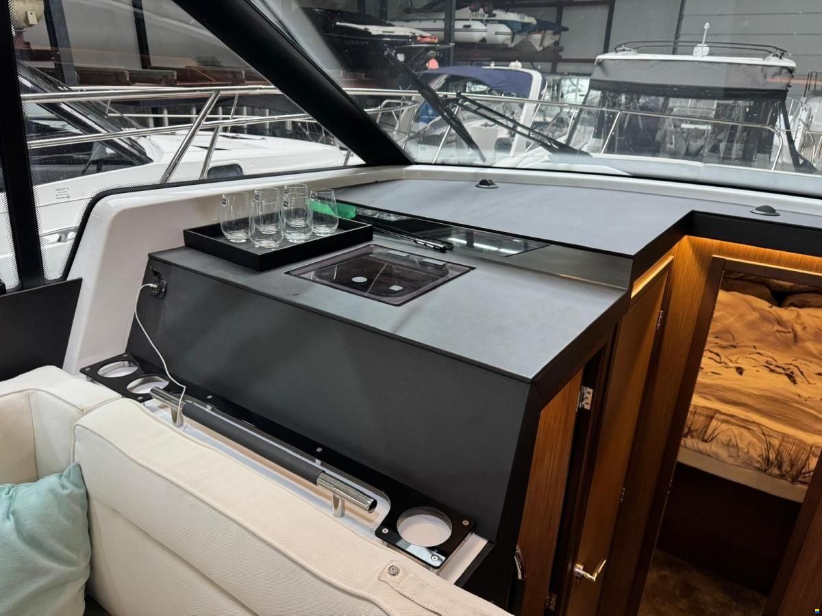 Jeanneau NC37 met slechts 87 uur!