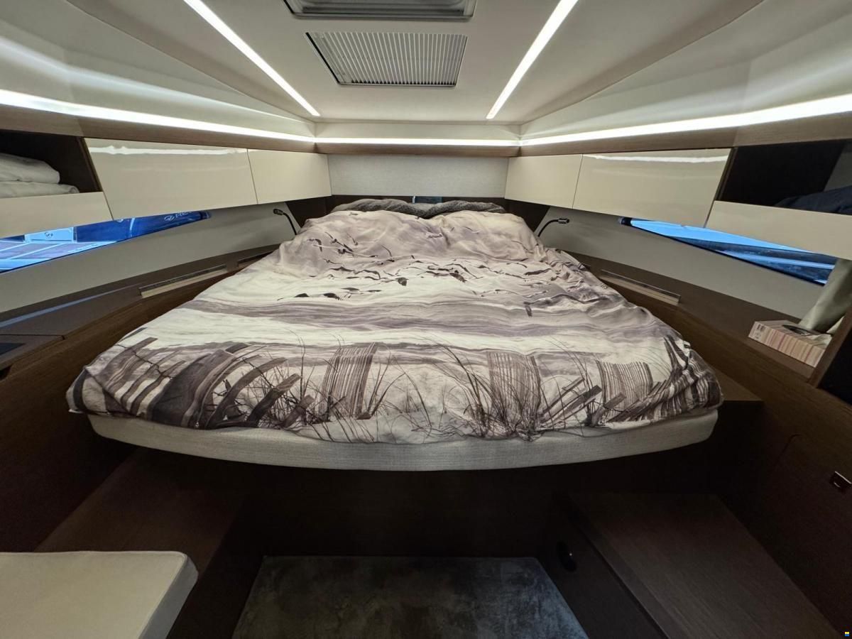 Jeanneau NC37 met slechts 87 uur!