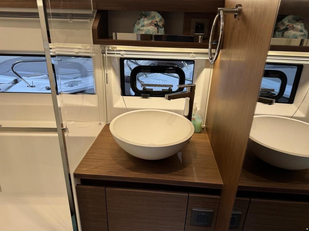 Jeanneau NC37 met slechts 87 uur!