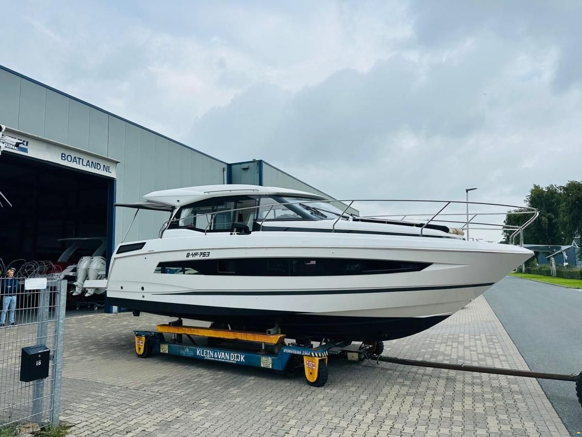 Jeanneau NC37 met slechts 87 uur!