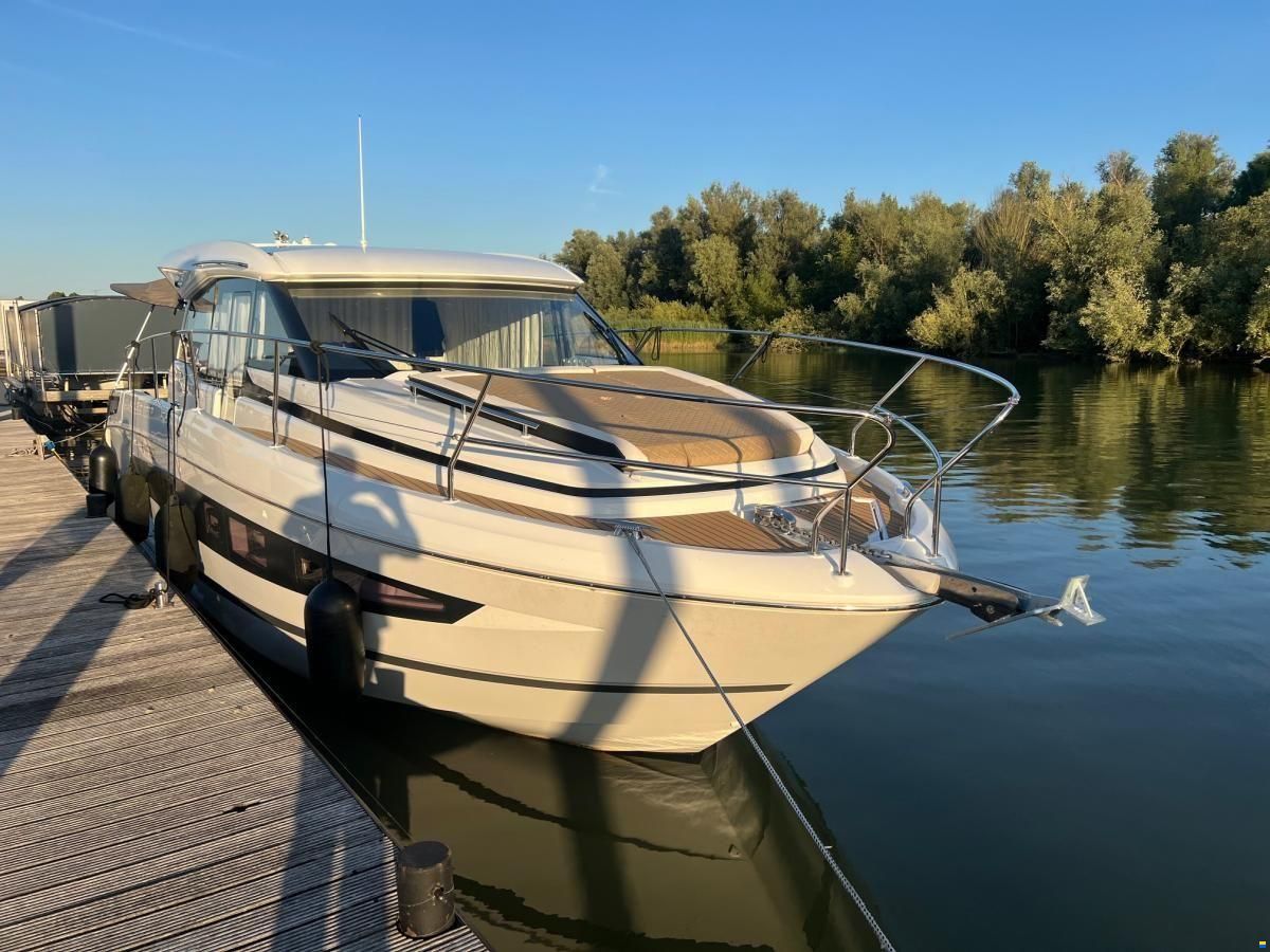 Jeanneau NC37 met slechts 87 uur!