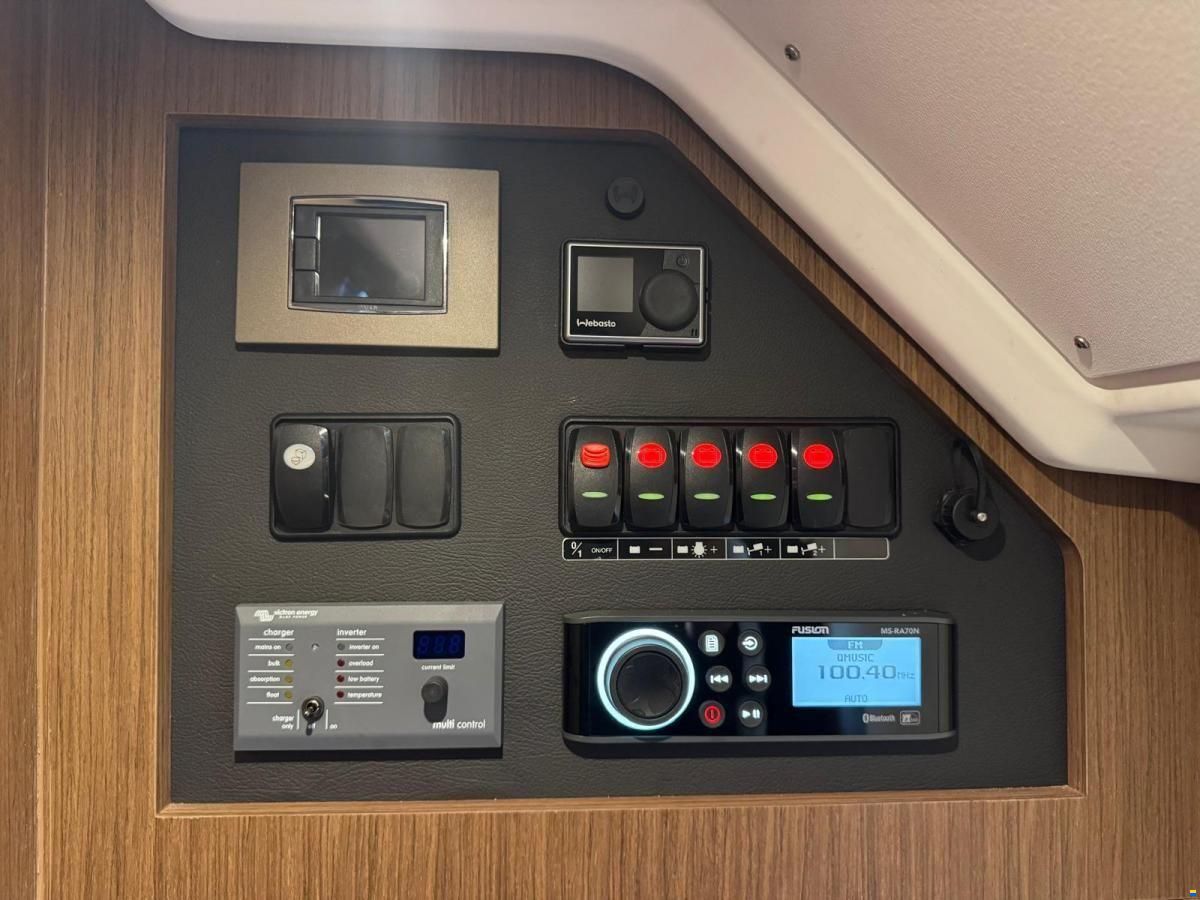 Jeanneau NC37 met slechts 87 uur!