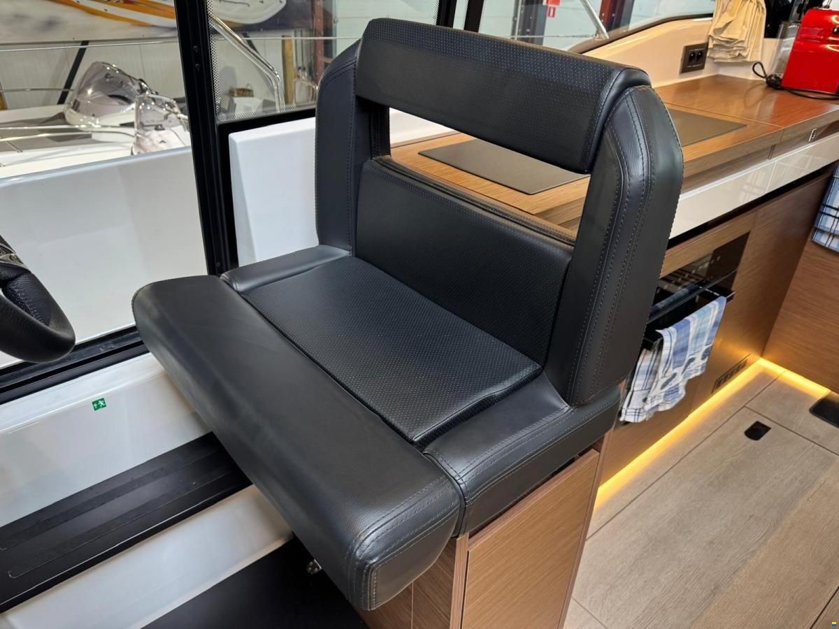 Jeanneau NC37 met slechts 87 uur!