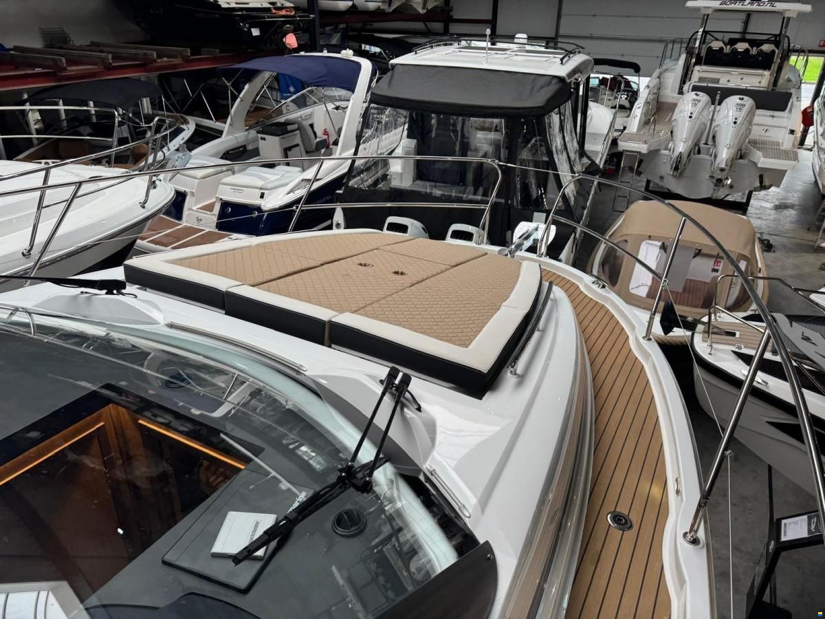 Jeanneau NC37 met slechts 87 uur!