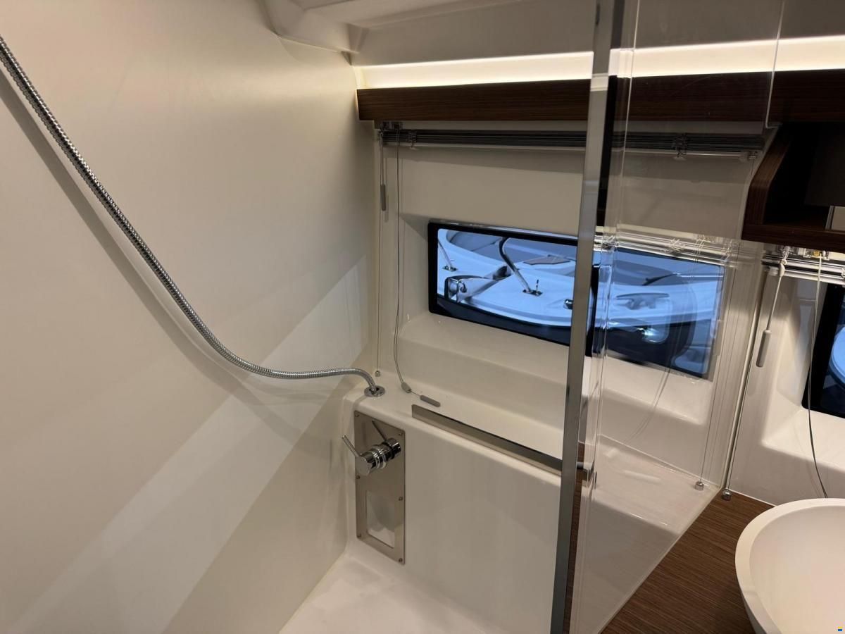 Jeanneau NC37 met slechts 87 uur!